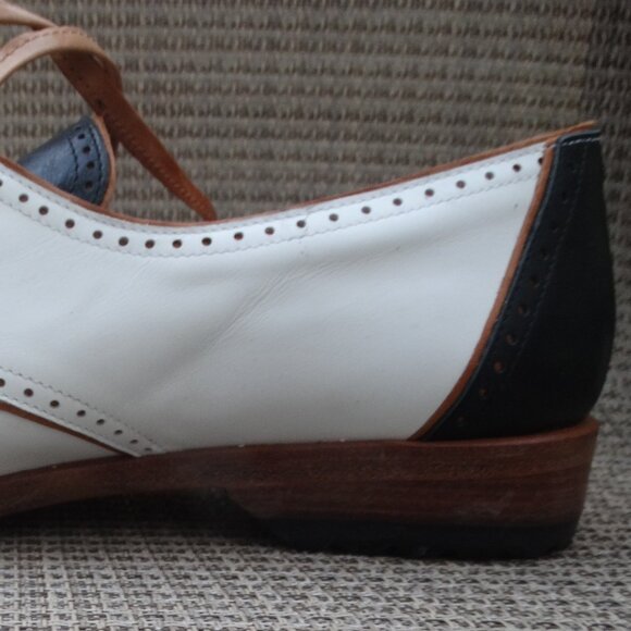 Walter Genuin Women’s Kilt Golf & Dress Shoes Black /White Sz 7 Waterproof Italy - Picture 6 of 12